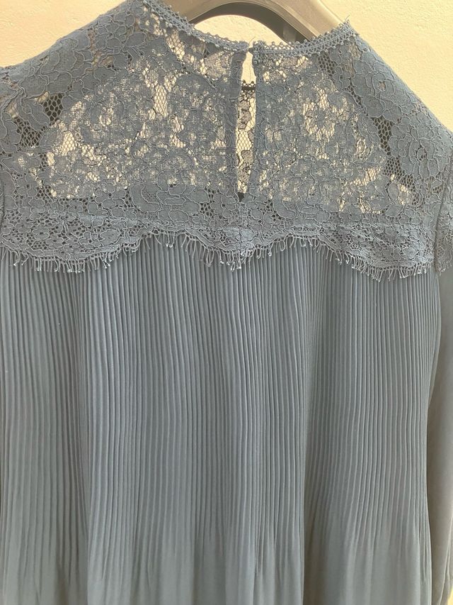 Vestido azul con encaje y plisado