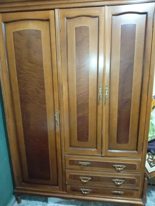 Armario de madera clásico