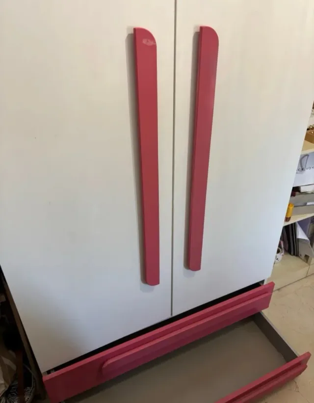 Armario infantil blanco y rosa