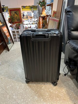 Maleta negra de viaje
