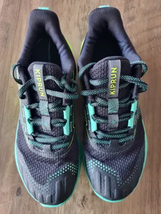 Zapatillas trail niño Kiprun negras y verdes