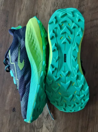 Zapatillas trail niño Kiprun negras y verdes