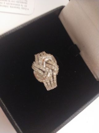 Anillo de plata con diseño entrelazado