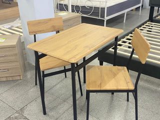 OFERTA MESA + 2 SILLAS MADERA Y SILLAS RESISTENTE