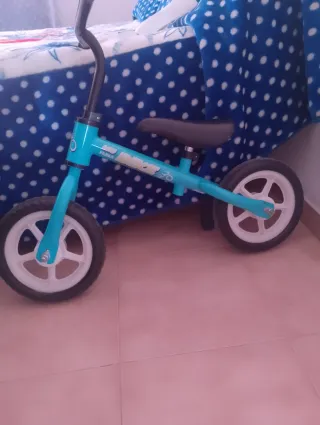 Bicicleta de equilibrio azul