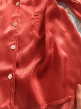 Camisa satinada roja-naranja manga larga