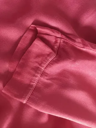 Camisa satinada roja-naranja manga larga