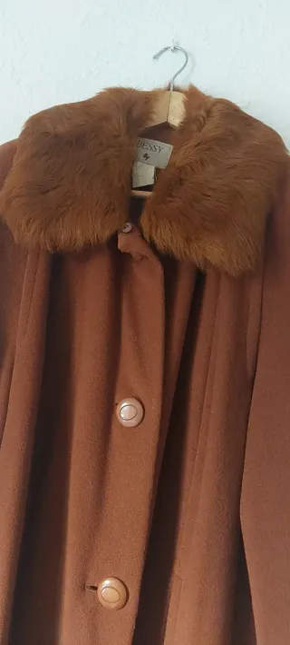 Abrigo BESSY teja con cuello y puños de piel