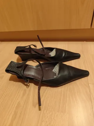Zapatos cuña piel negros Zara