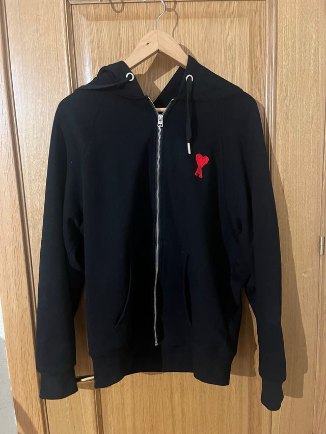 Sudadera AMI Paris Negra con Corazón Rojo