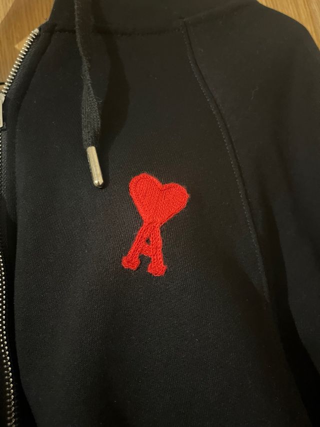 Sudadera AMI Paris Negra con Corazón Rojo