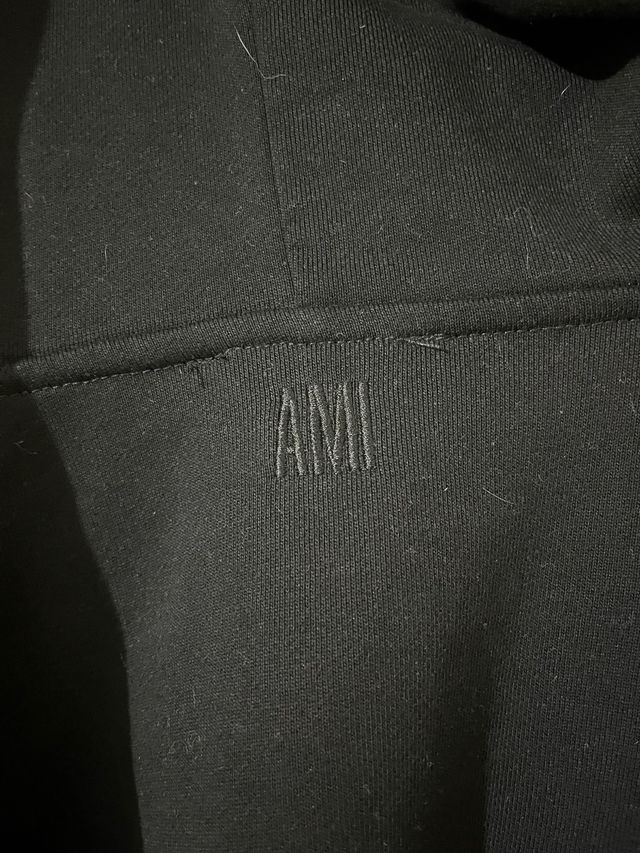 Sudadera AMI Paris Negra con Corazón Rojo