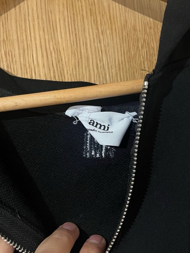 Sudadera AMI Paris Negra con Corazón Rojo