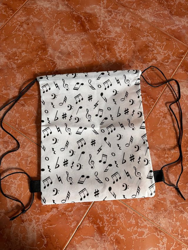 Mochila con notas musicales