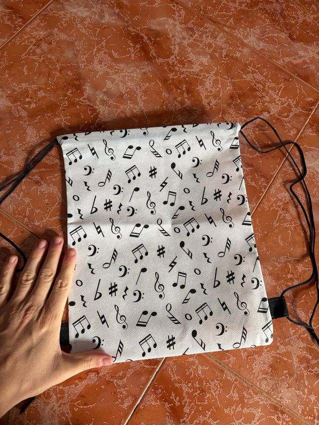 Mochila con notas musicales