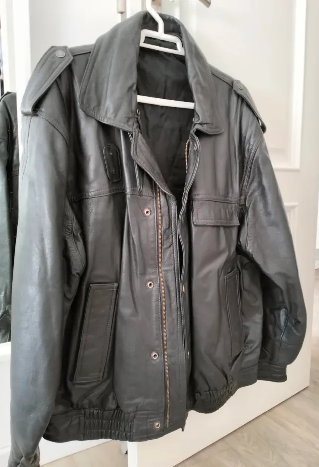 Cazadora de piel negra