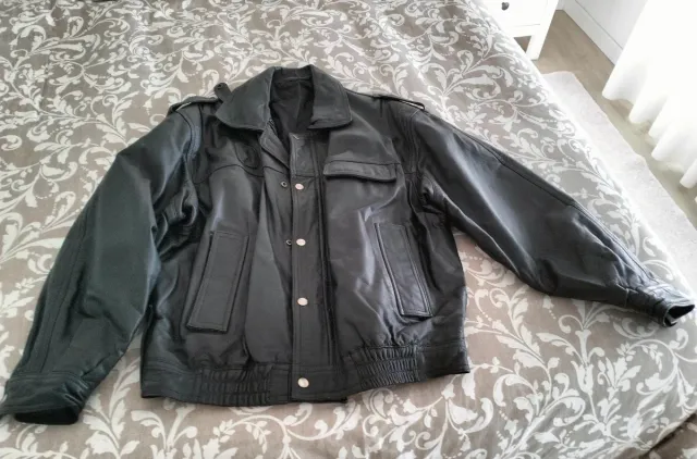 Cazadora de piel negra