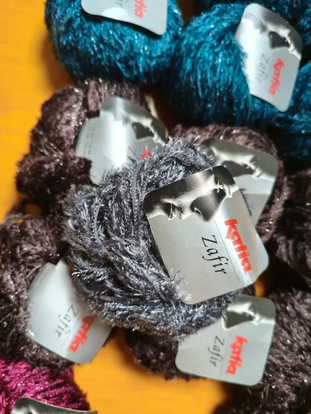 14 ovillos Lanas Katia Zafir Lote 8