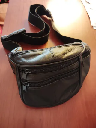 Riñonera de cuero negra