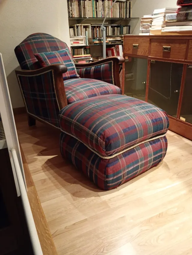 Butaca de madera con reposapiés