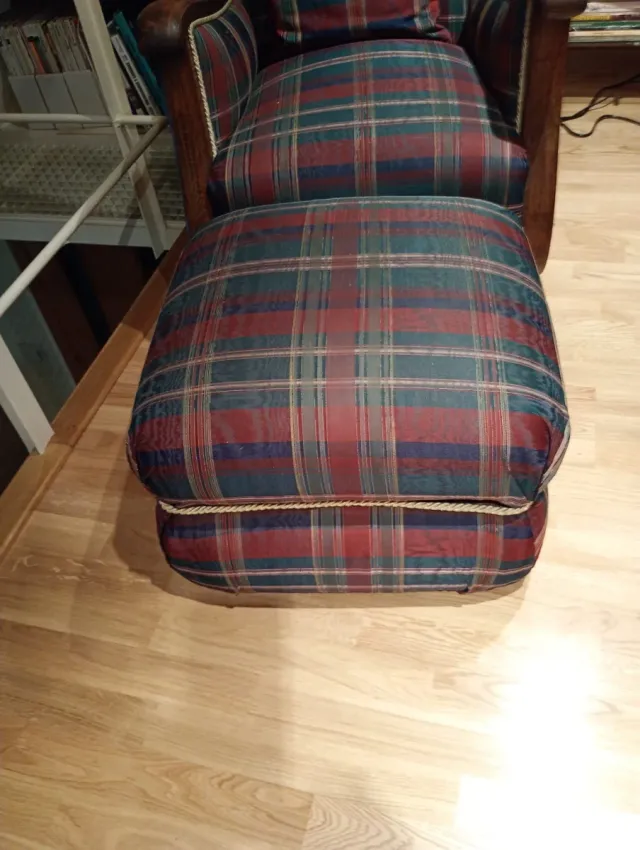 Butaca de madera con reposapiés