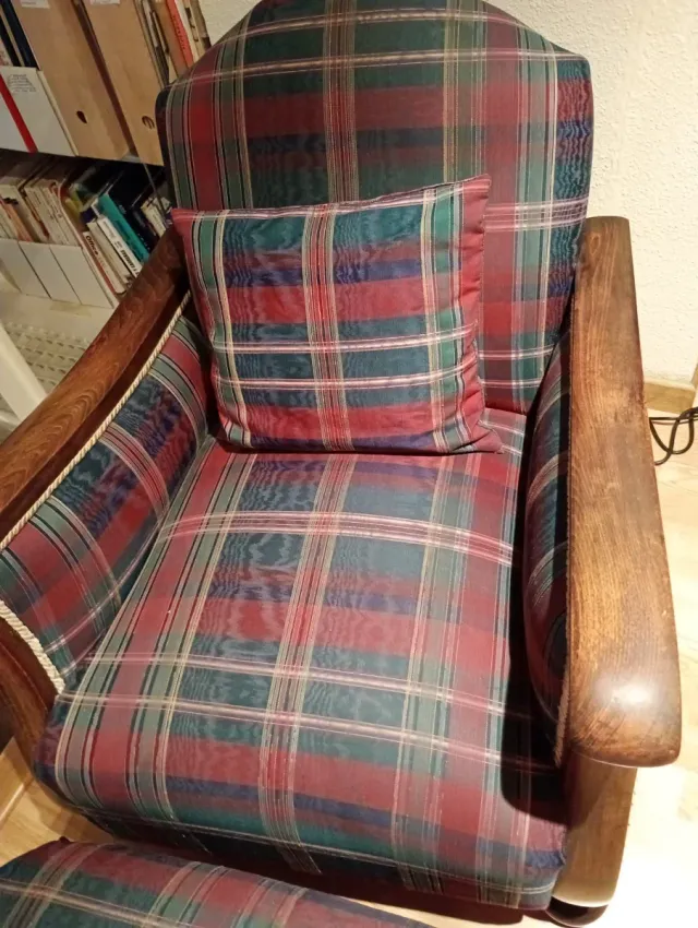 Butaca de madera con reposapiés