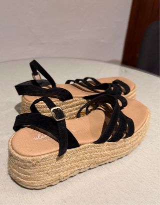 Sandalias de plataforma negras y beige