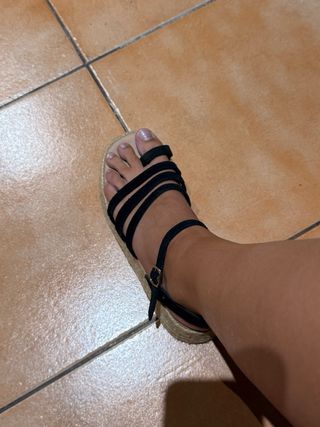 Sandalias de plataforma negras y beige
