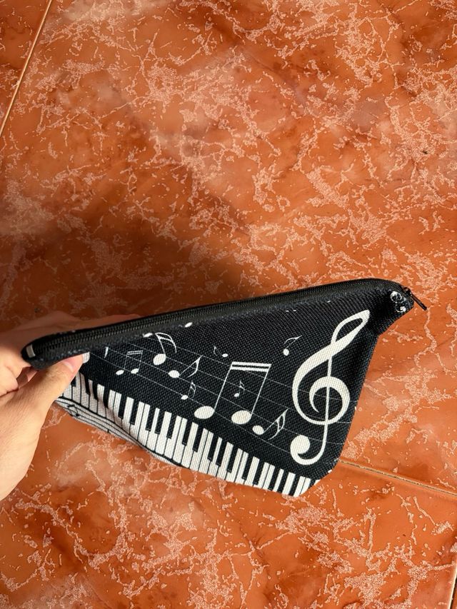 Neceser estampado notas musicales y piano