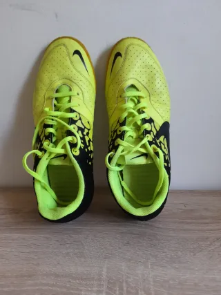 Zapatos de fútbol Nike amarillos y negros