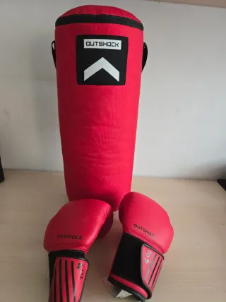 Saco de boxeo y guantes Outshock rojos talla junio
