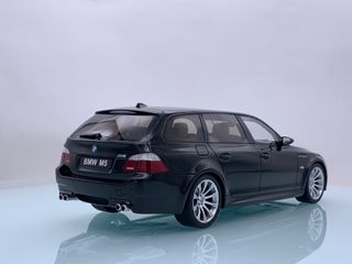 1:18 BMW M5 E61 Touring 2004 color Negro OT1020