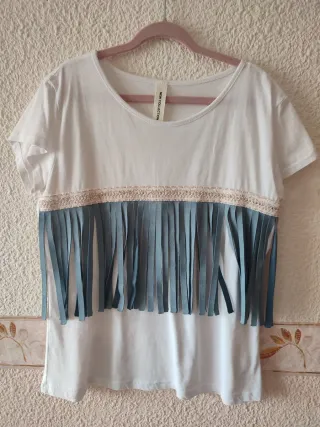 Camiseta blanca con flecos azules