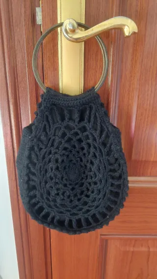 Bolso de mano en punto negro