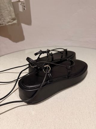 Sandalias planas negras de tiras