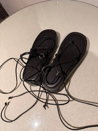 Sandalias planas negras de tiras