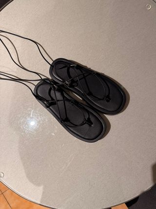 Sandalias planas negras de tiras