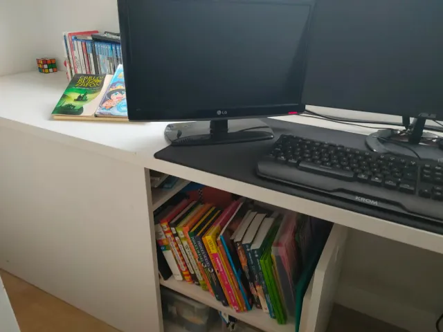 Scrivania bianca con cassapanca