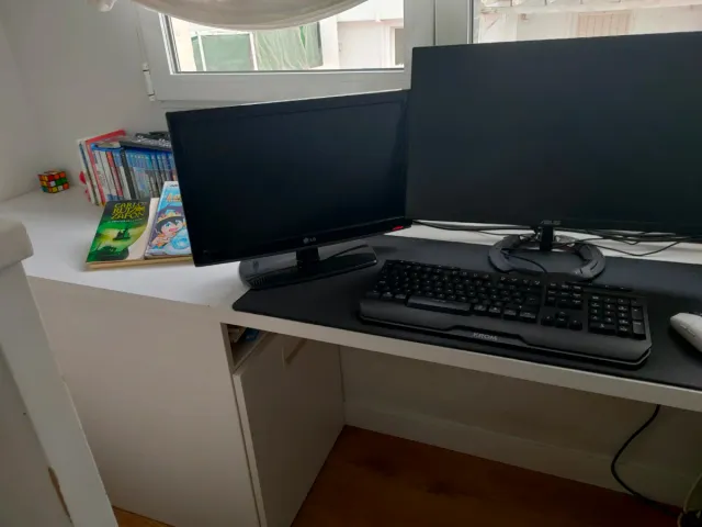 Scrivania bianca con cassapanca