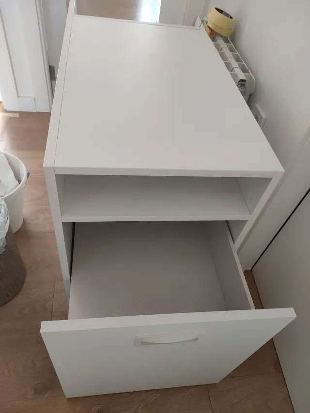 Scrivania bianca con cassapanca