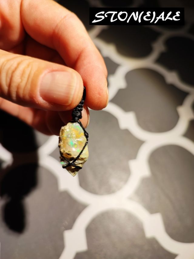 ciondolo con opale Welo ingabbiato