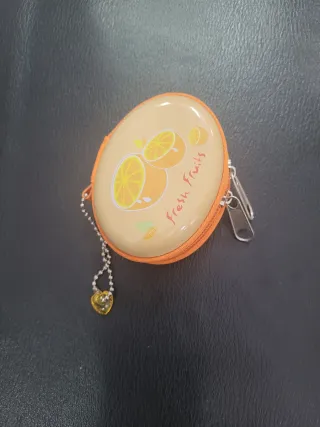 Monedero metálico con diseño de frutas