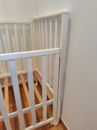 Cuna blanca de madera