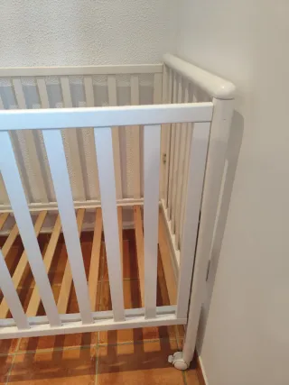 Cuna blanca de madera