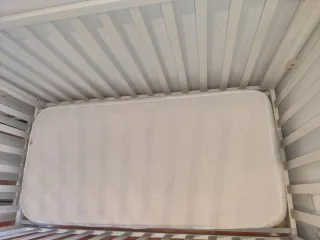 Cuna blanca de madera