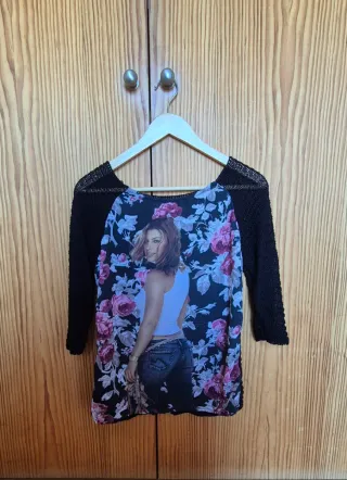 Blusa negra de punto con frente estampado floral