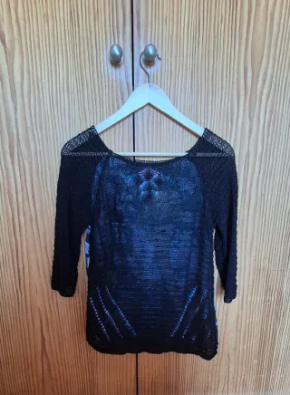 Blusa negra de punto con frente estampado floral