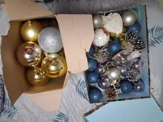 Bolas de Navidad Doradas y Plateadas