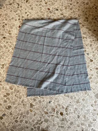 Maxi sciarpa a quadri grigia e rosse