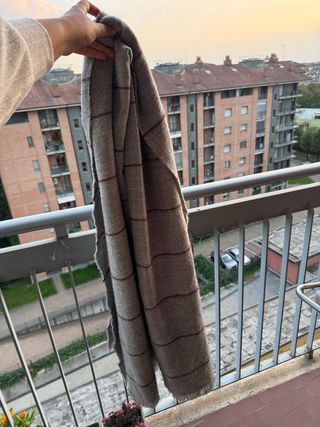 Maxi sciarpa a quadri grigia e rosse